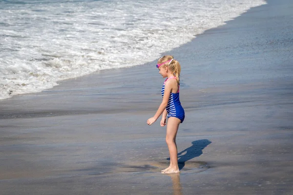 Девочка Купальнике Blue Swim Suite Играющая Океане Купается Пляже — стоковое фото
