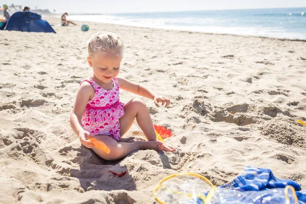 Девочка Играющая Игрушками Пляже — стоковое фото