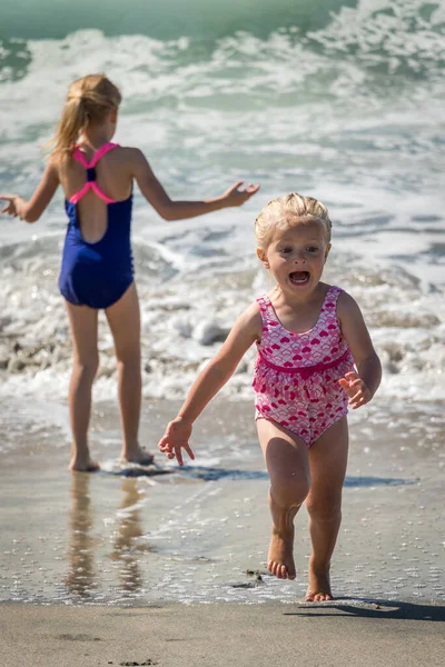 Маленькая Девочка Убегает Океанских Волн Криков — стоковое фото