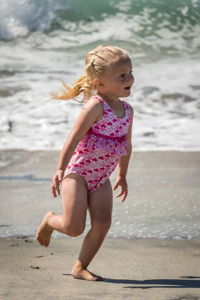 Девочка Бегущая Океанскому Пляжу — стоковое фото