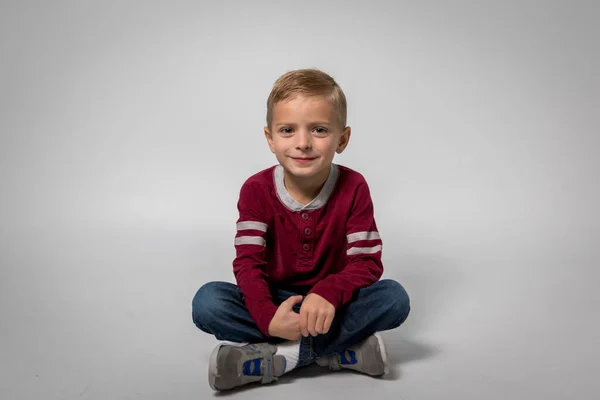 Mały Chłopiec Uśmiechający Się Kamery Białym Tle — Zdjęcie stockowe
