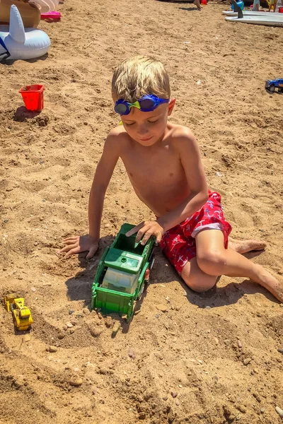 Мальчик Играющий Игрушками Пляже — стоковое фото