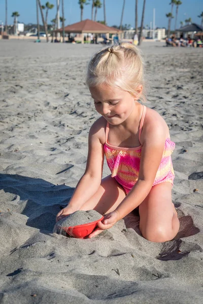 Маленькая Девочка Купальнике Играет Игрушкой Песке Пляже — стоковое фото