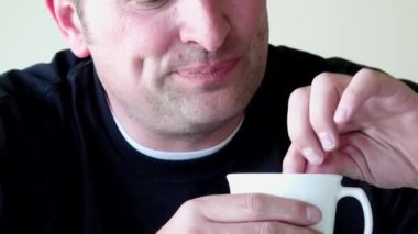 Çikolata parçacıklı kurabiye patlatan ve ağzına tıkan adama yaklaş.