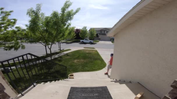 Man Delivering Groceries House Front Door — Stock Video