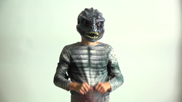 Kleiner Junge Dinosaurier Kostüm Hält Einen Jack Laterne Candy Eimer — Stockvideo