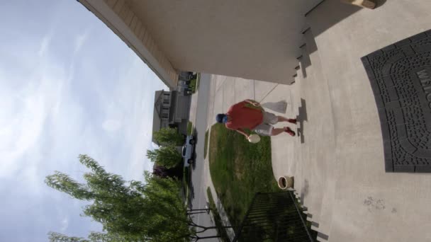 Vertical Shot Man Delivering Fooceries House Front Door — стоковое видео