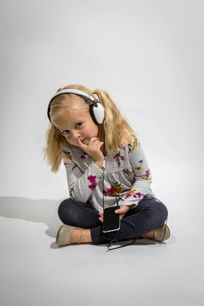 Κοριτσάκι Ακουστικά Ακούγοντας Μουσική Λευκό Φόντο — Φωτογραφία Αρχείου