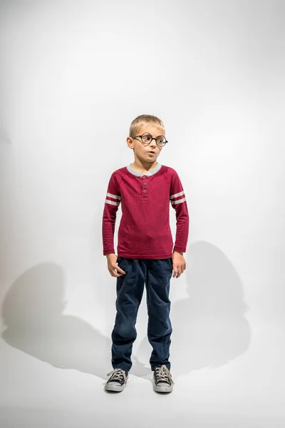 Mały Chłopiec Dużymi Okularami Stojący Patrząc Zakłopotany Białym Tle — Zdjęcie stockowe