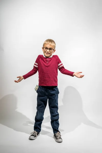 Liten Pojke Med Stora Glasögon Med Pengar Sin Ficka Rycka — Stockfoto