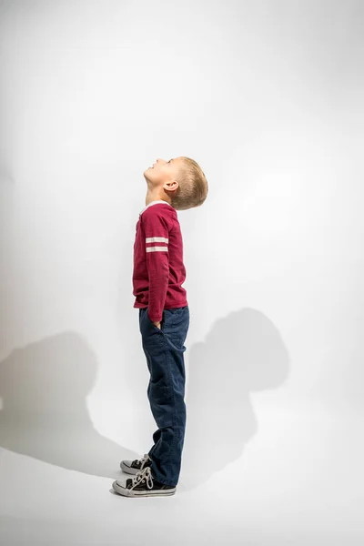 Mały Chłopiec Stojący Boki Patrząc Górę — Zdjęcie stockowe