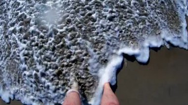 Dalgalar ayaklara sıçrıyor