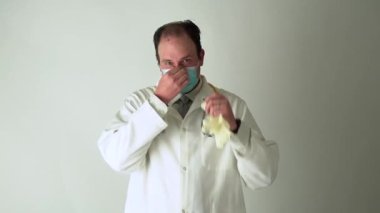 Doktor Çerçeveye Girmek ve Yüz Maskesi ve Eldiven Giymek