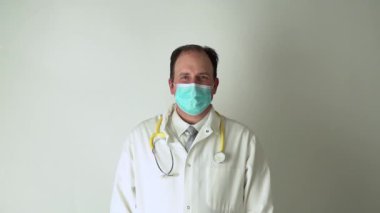 Maske Giyen Doktor Başparmağını kaldırıyor.