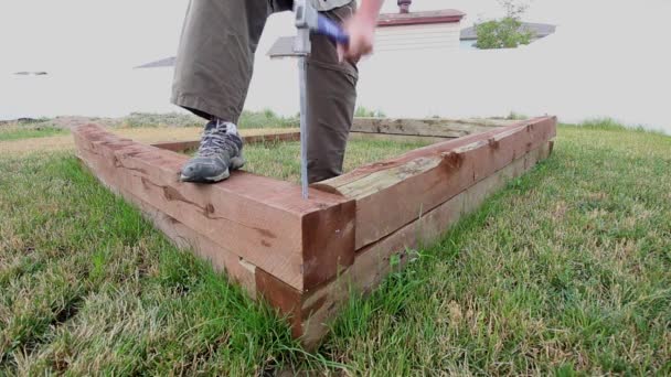 Man Hammering Nail Cedar Wood Beam — Stock Video