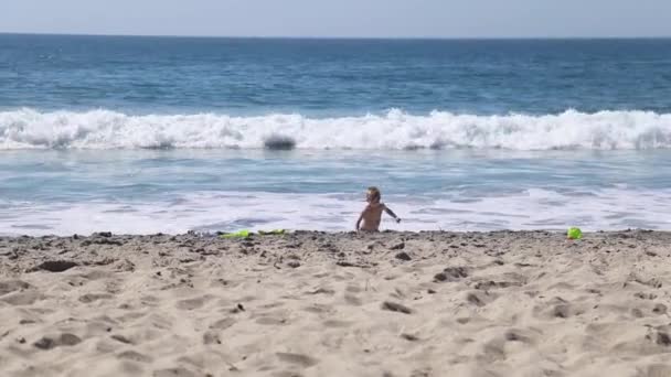 Мальчик Играет Песке Пляже — стоковое видео