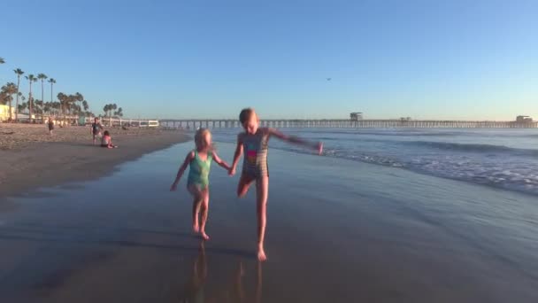 Дві Милі Маленькі Дівчата Пропускають Бігають Пляжі — стокове відео