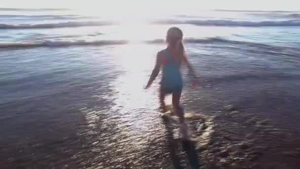 바다로 뛰어드는 — 비디오