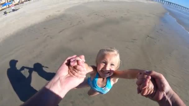 Чоловік Обертається Маленька Дівчинка Навколо Пляжу Повільному Русі — стокове відео