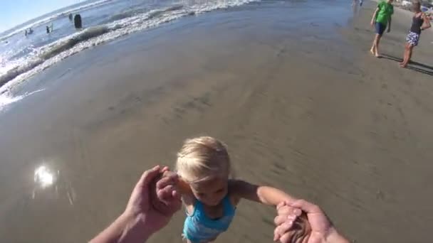 Чоловік Обертає Маленьку Дівчинку Пляжі — стокове відео