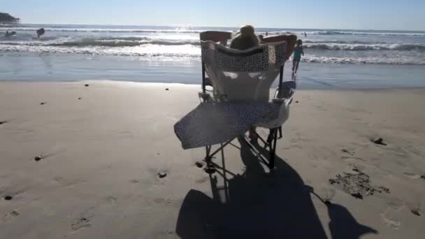 沙滩上的妇女日光浴 — 图库视频影像