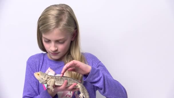 Κοντινό Πλάνο Του Χαριτωμένου Κοριτσιού Petting Γενειοφόρος Δράκος Ένα Λευκό — Αρχείο Βίντεο