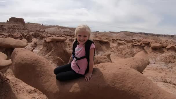 Κορίτσι Στο Sitting Rocks — Αρχείο Βίντεο