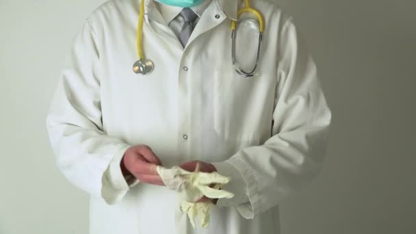 Κοντινό Πλάνο Του Γιατρού Επίδειξη Puttin Προστατευτικά Γάντια — Αρχείο Βίντεο