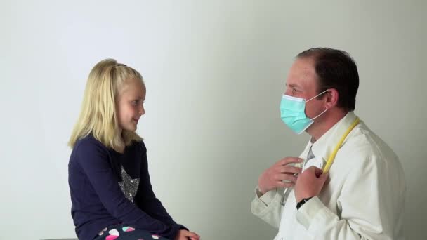 Lekarz Sprawdzający Bicie Serca Małej Dziewczynki — Wideo stockowe
