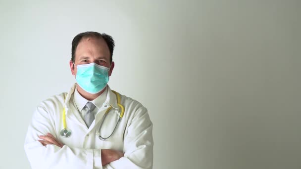 Lekarz Usuwa Maskę Twarzy Uśmiecha Się Kamery — Wideo stockowe
