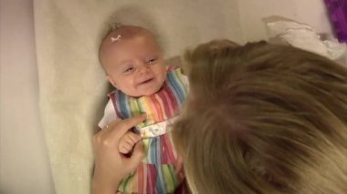 Anne küçük kızla iletişim kuruyor ve onunla konuşuyor.