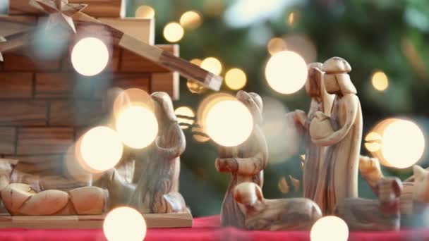 Olijfboom Hout Kerststal Met Hand Zetten Baby Jezus Kribbe — Stockvideo