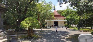 Siyah beyaz giyinmiş birkaç kişi, konuşmadan, Yaratıcı 'ya yaklaşmak için manastırın avlusunda meditasyon yapıyordu.