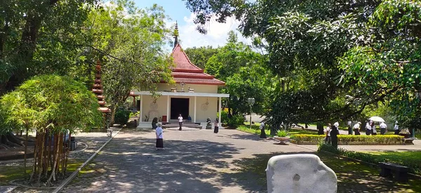 Siyah beyaz giyinmiş birkaç kişi, konuşmadan, Yaratıcı 'ya yaklaşmak için manastırın avlusunda meditasyon yapıyordu.