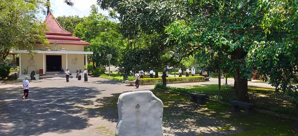Siyah beyaz giyinmiş birkaç kişi, konuşmadan, Yaratıcı 'ya yaklaşmak için manastırın avlusunda meditasyon yapıyordu.