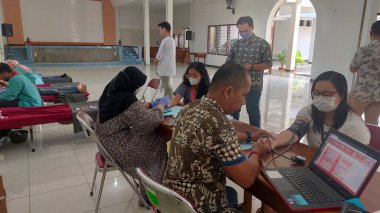 Magelang, Central Java, Endonezya - 16 Mayıs 2023: Kan bağışı faaliyetleri. Kan bağışından önce kişisel veri taraması ve sağlık kontrolü. Sosyal aktiviteler için. İnsanlara yardım etmek. Vücut sağlığı için