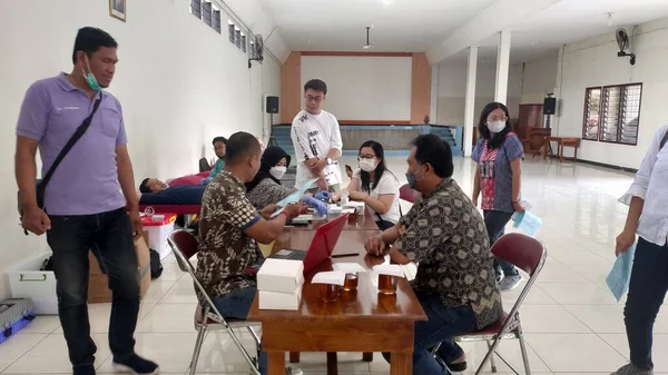 Magelang, Central Java, Endonezya - 16 Mayıs 2023: Kan bağışı faaliyetleri. Kan bağışından önce kişisel veri taraması ve sağlık kontrolü. Sosyal aktiviteler için. İnsanlara yardım etmek. Vücut sağlığı için