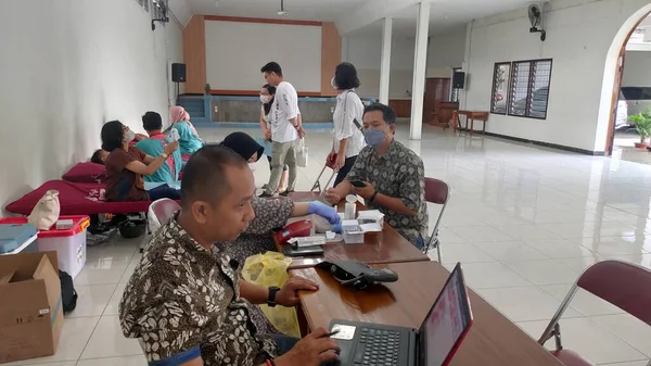 Magelang, Central Java, Endonezya - 16 Mayıs 2023: Kan bağışı faaliyetleri. Kan bağışından önce kişisel veri taraması ve sağlık kontrolü. Sosyal aktiviteler için. İnsanlara yardım etmek. Vücut sağlığı için