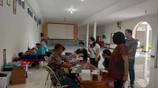インドネシア中部ジャワ州マゲラン 2023年5月16日 献血活動 献血前の個人データスクリーニングと健康診断 社会活動のために 助けてくれ 体の健康のために — ストック写真