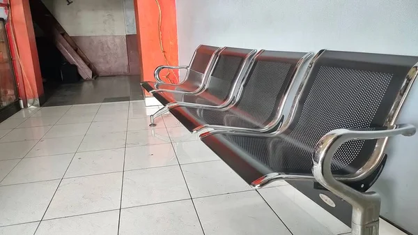 라인에서 기다릴 수있는 장소로 사용되는 스테인레스 스틸로 좌석의 대기실 — 스톡 사진