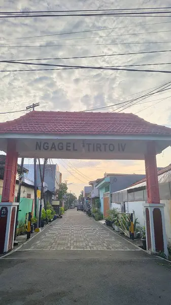 Surabaya 'da Ngagel Tirto kelimelerinin geçtiği mesken kapısı.