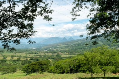 Güzel doğal uçurumların manzarası, La Pintada, Antioquia, Kolombiya