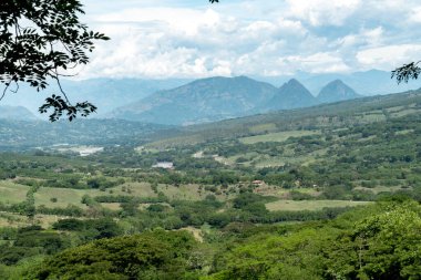 Güzel doğal uçurumların manzarası, La Pintada, Antioquia, Kolombiya