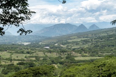 Güzel doğal uçurumların manzarası, La Pintada, Antioquia, Kolombiya
