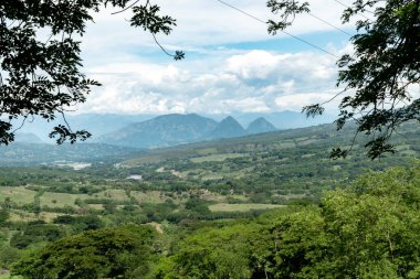 Güzel doğal uçurumların manzarası, La Pintada, Antioquia, Kolombiya