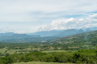 Güzel doğal uçurumların manzarası, La Pintada, Antioquia, Kolombiya