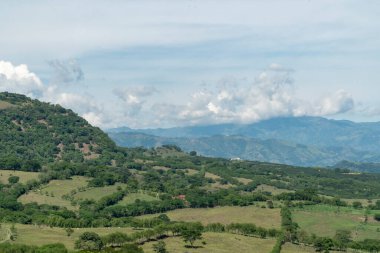Tamesis 'teki panoramik manzara. Mavi gökyüzü ve ufukta dağ var. Kolombiya. 