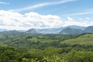 Tamesis 'teki panoramik manzara. Mavi gökyüzü ve ufukta dağ var. Kolombiya. 