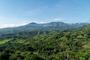 Yaz öğleden sonraları doğal manzara. Tamesis, Antioquia, Kolombiya.