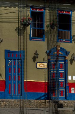 Tamesis, Antioquia, Kolombiya. 23 Haziran 2020: Bir evin mimarisi ve cephesi.